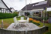 Rückansicht mit Sitzgruppe - 7 Zimmer Einfamilienhaus in Bielefeld