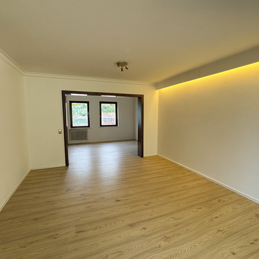 Wohnzimmer mit Blick in das Esszimmer - 