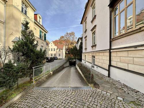 Zufahrt - Terrassenwohnung mit 82,00 m² in Dresden zum Kaufen