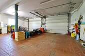 Garage mit 4 Stellplätzen - 