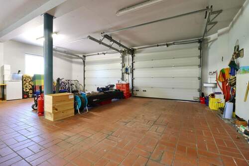 Garage mit 4 Stellplätzen - 