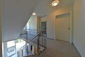 Treppenhaus mit Aufzug - 
