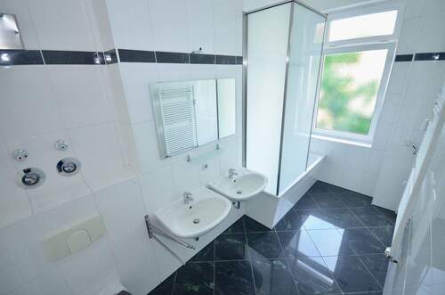 Badezimmer - Etagenwohnung mit 153,00 m&sup2; in Berlin zum Kaufen