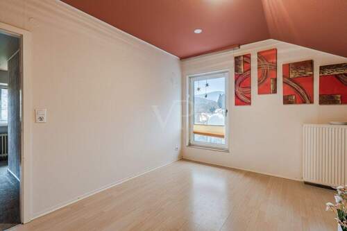 Schlafzimmer mit angrenzender Ankleide im OG - 