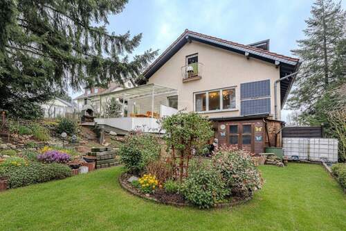 Blick vom Garten auf das Haus - Großes Familiendomizil mit Einliegerwohnung in zentraler Lage mit Fernblick, Garten, Garage und Hof