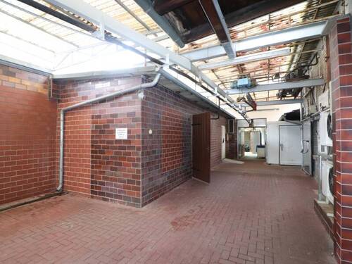 Bild 19 Teilansicht Hof mit Produktion und Lager - 