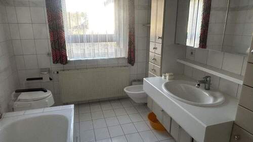 Badezimmer - 9 Zimmer Einfamilienhaus in Balingen