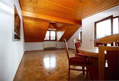 Wohn-Essbereich mit Zugang zum Balkon - Dachgeschosswohnung mit Balkon 