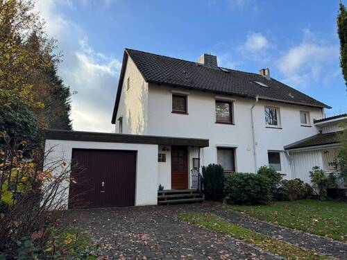 Strassenansicht - 3 Zimmer Doppelhaushälfte zum Kaufen in Hamburg