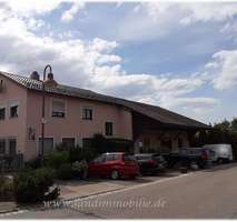 Wohnhaus mit Nebengebäude - 