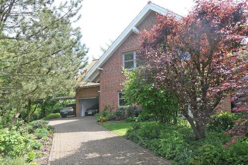 Gepflasterte Zufahrt zum Haus - 5 Zimmer Mehrfamilienhaus, Wohnhaus zum Kaufen in Stade