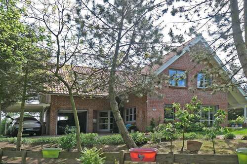 Hausansicht mit Garage und Carport - 