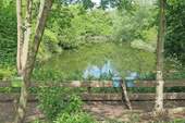 Großer Naturteich links am Grundstück - 
