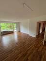 Wohnzimmer - BESICHTIGUNG: DI., 02.09., 17.00 - 17.30 Uhr! Großzügige 4-Zimmer-Wohnung in Schnelsen, 95 m²! Befristete Vermietung für ein Jahr, auch an WG