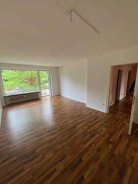 Wohnzimmer - BESICHTIGUNG: DI., 02.09., 17.00 - 17.30 Uhr! Großzügige 4-Zimmer-Wohnung in Schnelsen, 95 m²! Befristete Vermietung für ein Jahr, auch an WG