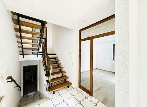 Treppenhaus - Doppelhaushälfte mit 125,00 m² in Gießen zur Miete