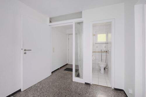 Eingangsbereich und separates WC UG - 