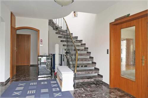 Diele mit Doppeltür zum Wohnzimmer - 