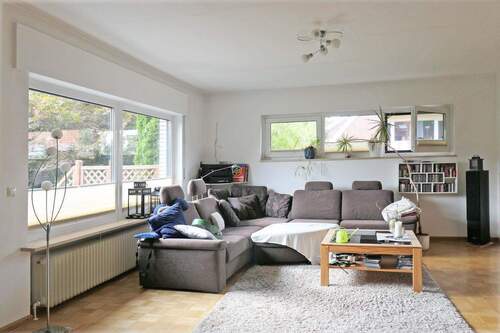 Wohnzimmer mit großer Fensterfront - 