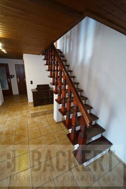 Flurbereich und Treppe - 6 Zimmer Einfamilienhaus in Wallenfels