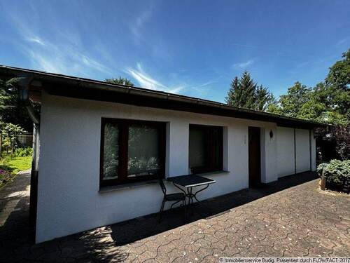 Blick auf die Terrasse - 2 Zimmer Einfamilienhaus zum Kaufen in Berlin