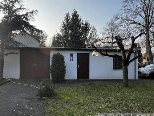 Blick zur Garage - Einfamilienhaus mit 92,00 m&sup2; in Berlin zum Kaufen