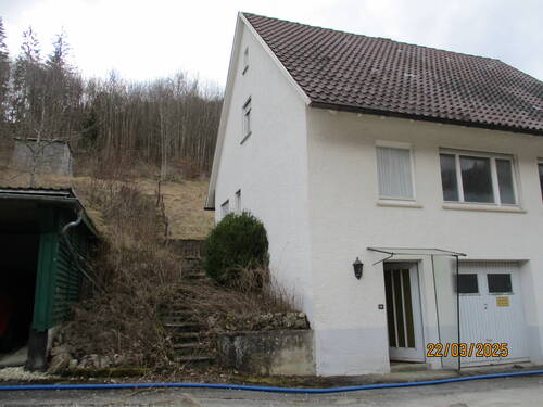 Hausansicht mit Gartenteil.JPG - 6 Zimmer Mehrfamilienhaus, Wohnhaus zum Kaufen in Albstadt