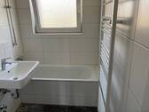 BEISPIELBILD: Bad mit Fenster und weißen Sanitärobjekten, Handtuchheizkörper, weißen Wandfliesen und grauen Bodenfliesen - 3 Zimmer Etagenwohnung zur Miete in Bad Vilbel