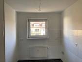 BEISPIELBILD: Küche mit grauen Bodenfliesen und weißen Wandfliesen - 3 Zimmer Etagenwohnung in Bad Vilbel