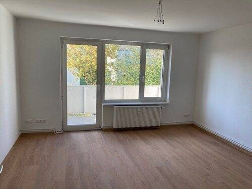BEISPIELBILD: Wohnzimmer mit Zugang zum Balkon und PVC-Boden in Holzoptik - Etagenwohnung mit 64,60 m&sup2; in Bad Vilbel zur Miete