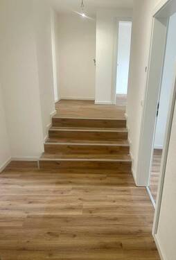 Flur mit Innentreppe.jpg - 2 Zimmer Etagenwohnung zur Miete in Schlüsselfeld