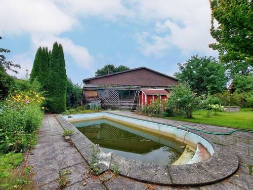 der Pool im hinteren Garten - 