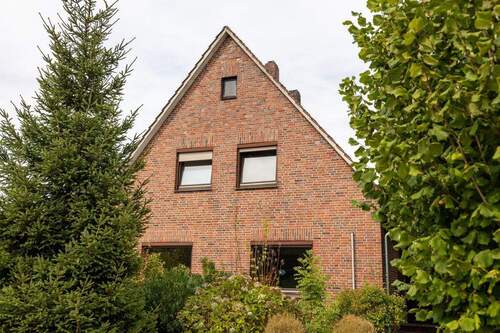 Front - *** bezaubernder GARTEN - GARAGE - EFH mit POTENZIAL - OG und EG getrennt NUTZBAR ***