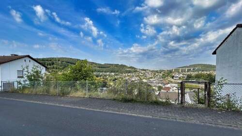 Blick von der Straße - Grundstück zum Kaufen in Mudersbach
