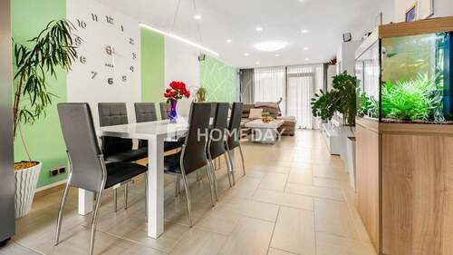 Wohnzimmer 1 - Modern renovierte 3-Zimmer-Wohnung mit zwei Loggien, Aufzug, Schwimmbad und Sauna