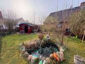 Garten mit Gartenhütte und Teich - 