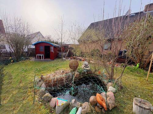Garten mit Gartenhütte und Teich - 