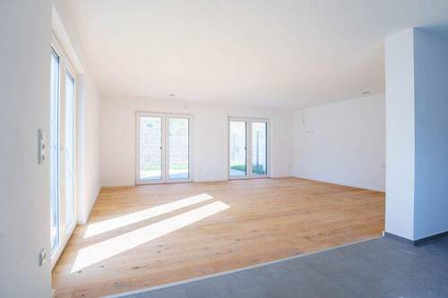 Wohnzimmer - 5 Zimmer Doppelhaushälfte zum Kaufen in Lupburg