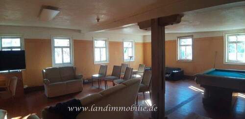 im Saal im ersten Stock - 