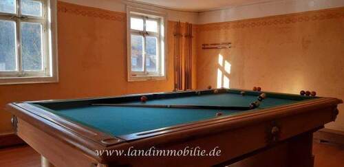 im Saal im ersten Stock - 