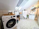 Das Badezimmer mit Dusch-Badewanne und Waschmaschinenanschluss (DG) - 
