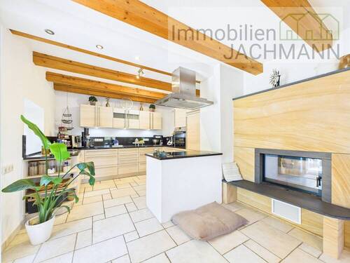 Hauptwohnung Küche und wassergeführter Kaminofen im EG - 