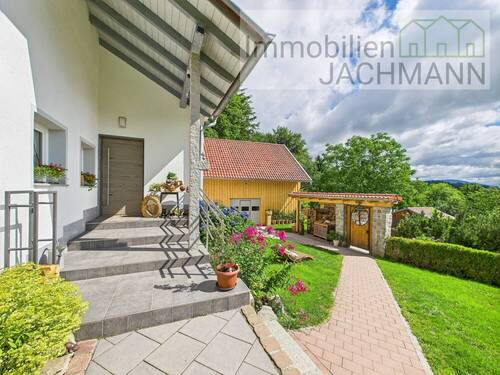 Zugang zur Hauptwohnung - 8 Zimmer Einfamilienhaus in Schaufling