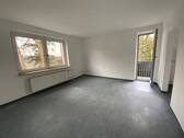 Wohnzimmer mit Panoramafenster und Zugang zum Balkon.JPG - Schöne 2-Zimmer Wohnung mit Balkon zu vermieten
