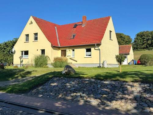 Hausansicht - Großzügiges Einfamilienhaus mit Einliegerwohnung und weitläufigem Grundstück