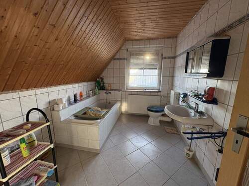 Badezimmer mit Badewanne DG - 