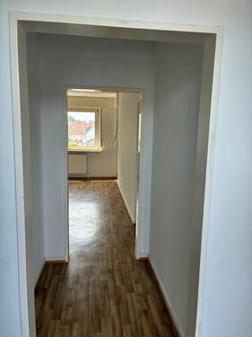 BEISPIELBILD: Flur mit PVC-Bodenbelag in Holzoptik - 2 Zimmer Etagenwohnung zur Miete in Bad Vilbel