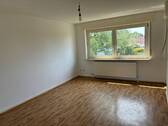 BEISPIELBILD: Wohnzimmer mit PVC-Bodenbelag in Holzoptik - 2 Zimmer Etagenwohnung in Bad Vilbel