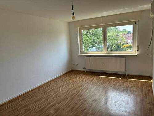 BEISPIELBILD: Wohnzimmer mit PVC-Bodenbelag in Holzoptik - 2 Zimmer Etagenwohnung in Bad Vilbel