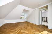 weitere Ansicht Masterschlafzimmer mit Blick ins Bad en suite - 